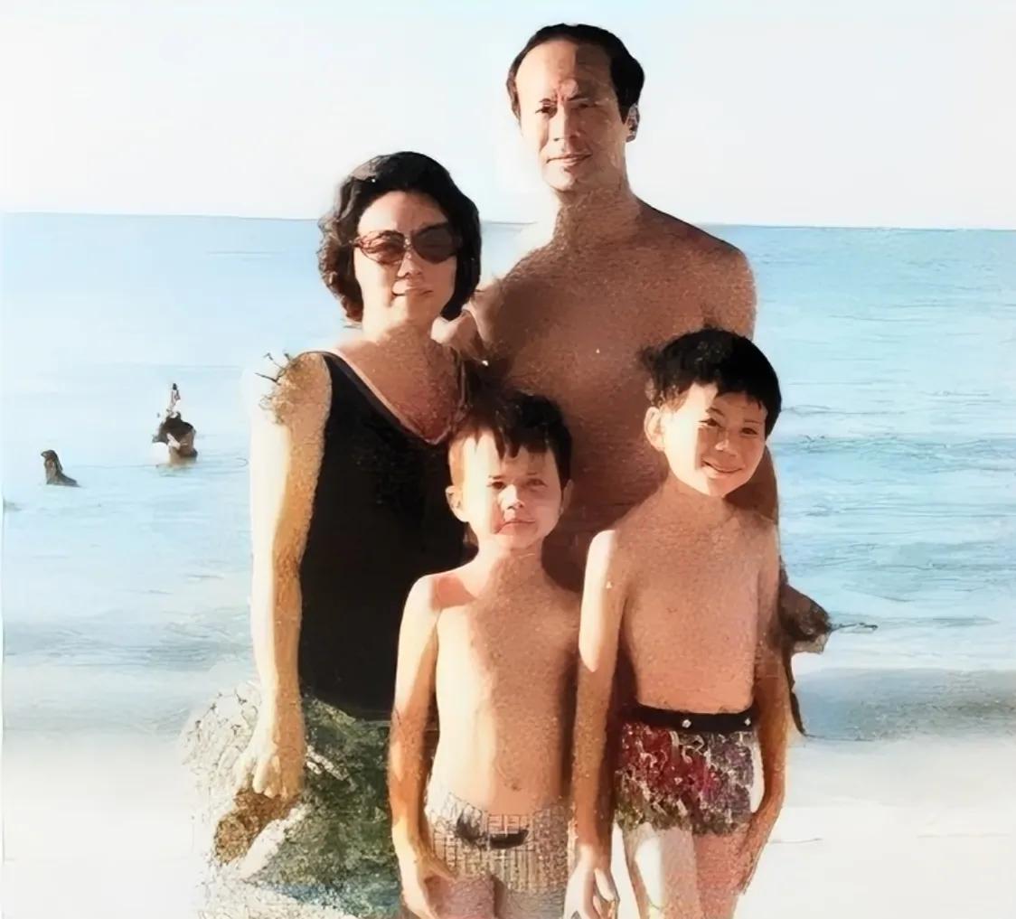 70年代初，李嘉诚一张罕见的全家福，照片中的人分别是他的妻子庄月明、儿子李泽楷、
