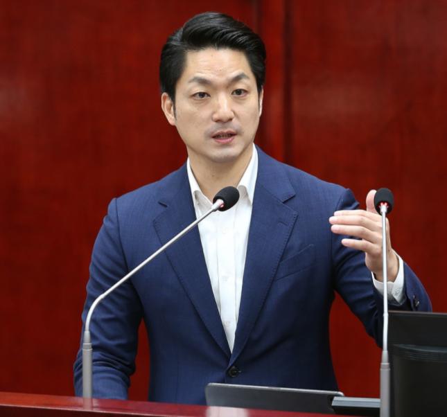 台北市长蒋万安今天出席开工典礼，被问到“你是台湾人还是中国人？”，他表示，“我是