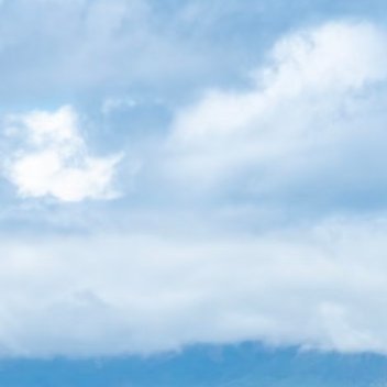 前几天愚人节，有个小姑娘上我的车，我俩聊天，她说自己家里有多少多少钱，衣服多少多