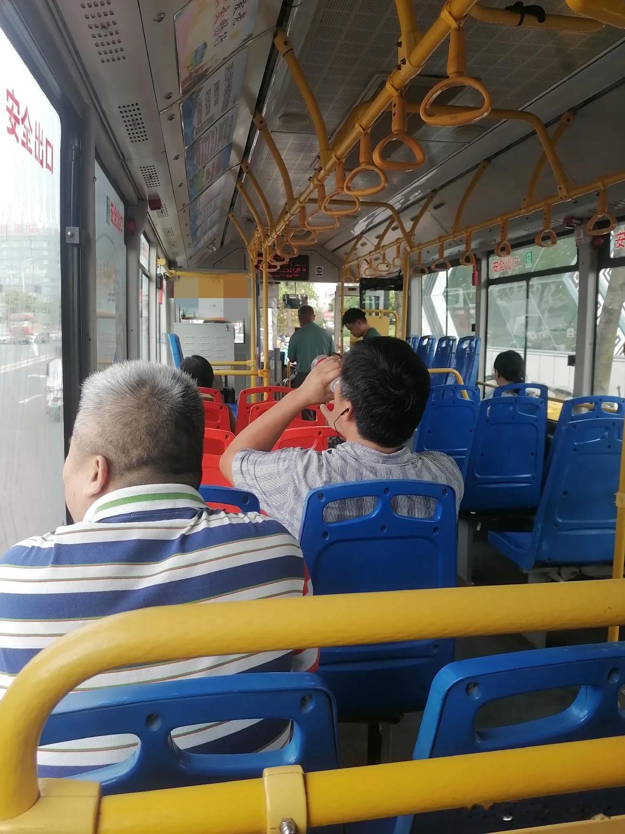 公交车36个座位，
实际才入座11人，
公交怎么活下去，
随着地铁的开通，
各种