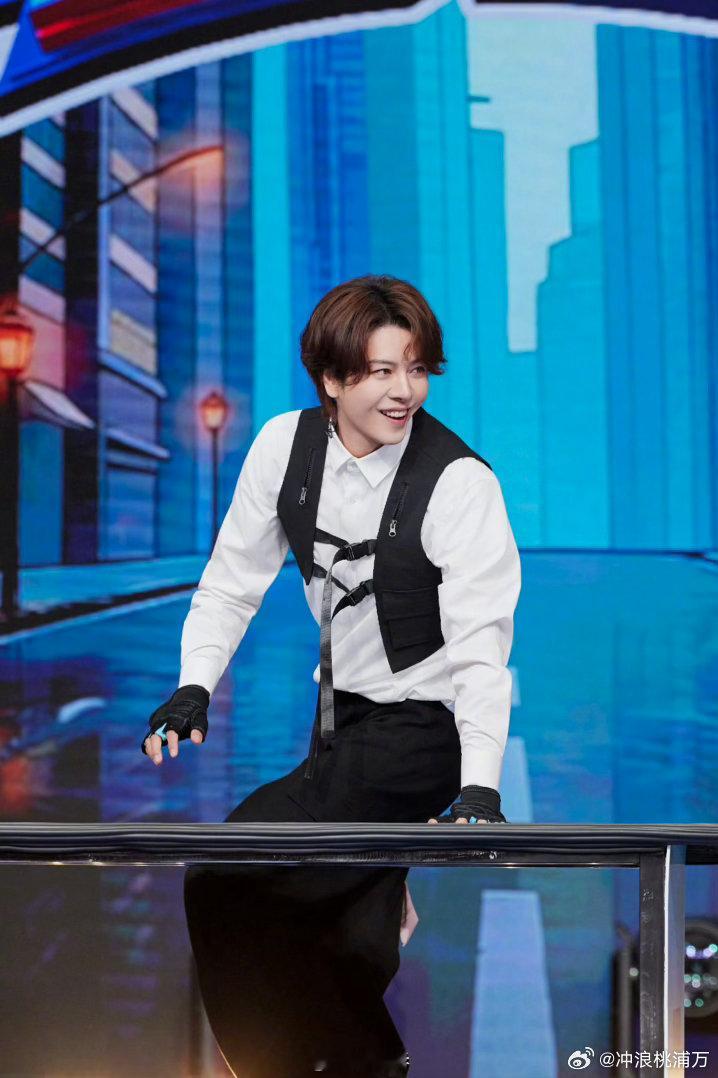 徐海乔猜词秒猜郭富城徐海乔复刻动作的时候画风逐渐离谱搞笑，魔性姿势完美混搭既视感