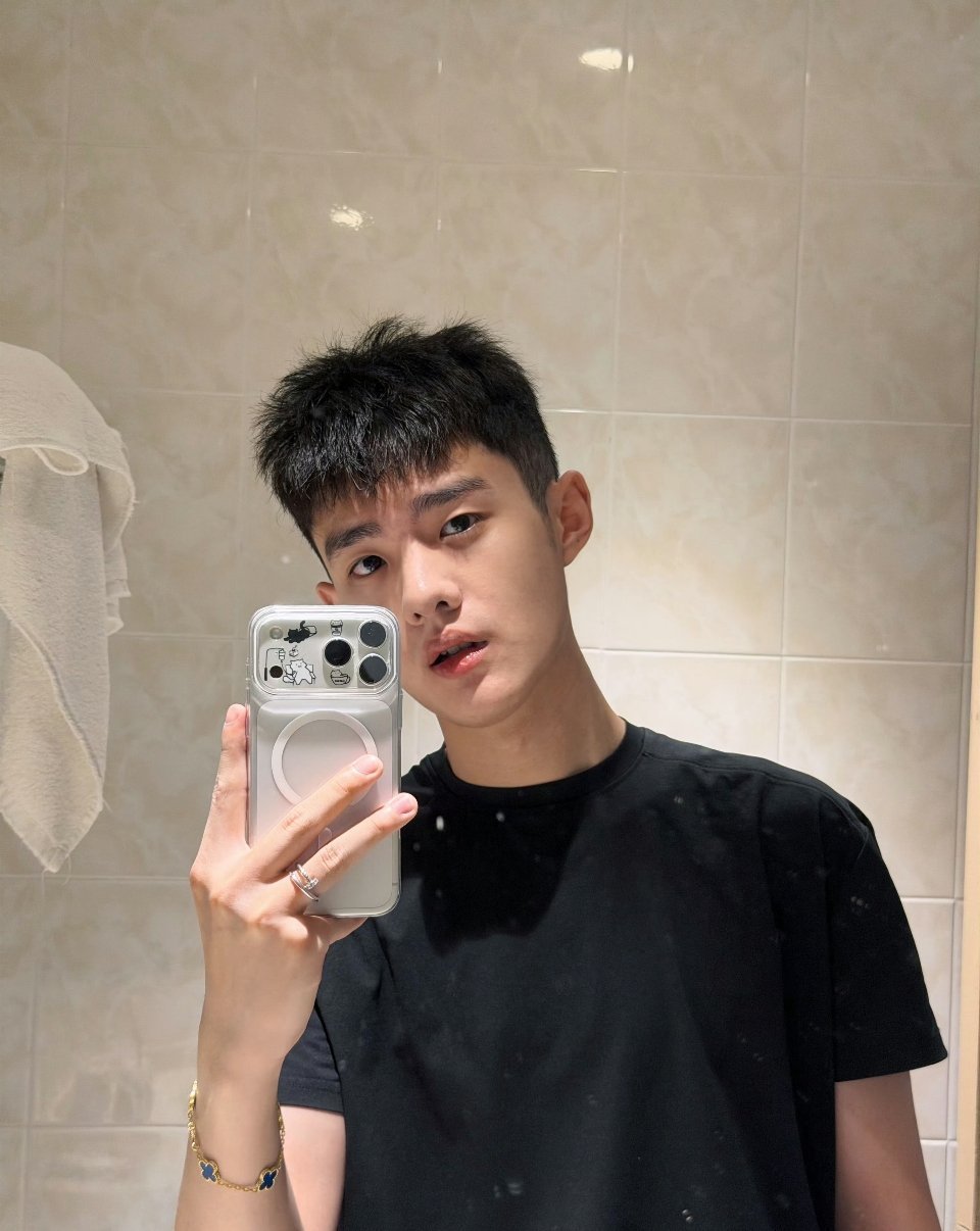 思慕社字母 我等过最长的人，是那个永远不会回头的人。后来才懂，有些等待不是为了重