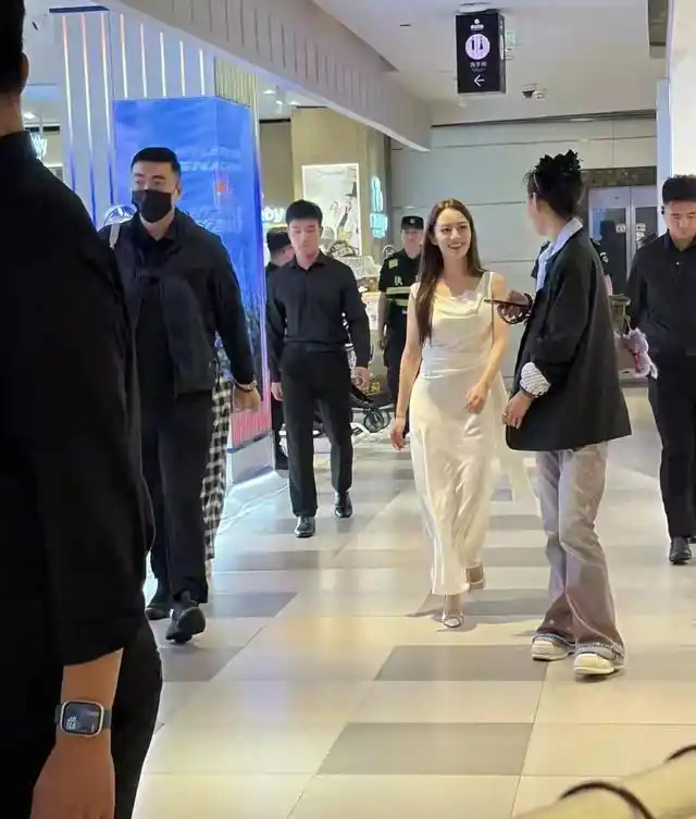杭州银泰街头被围观，吉娜一袭白裙引爆热议 