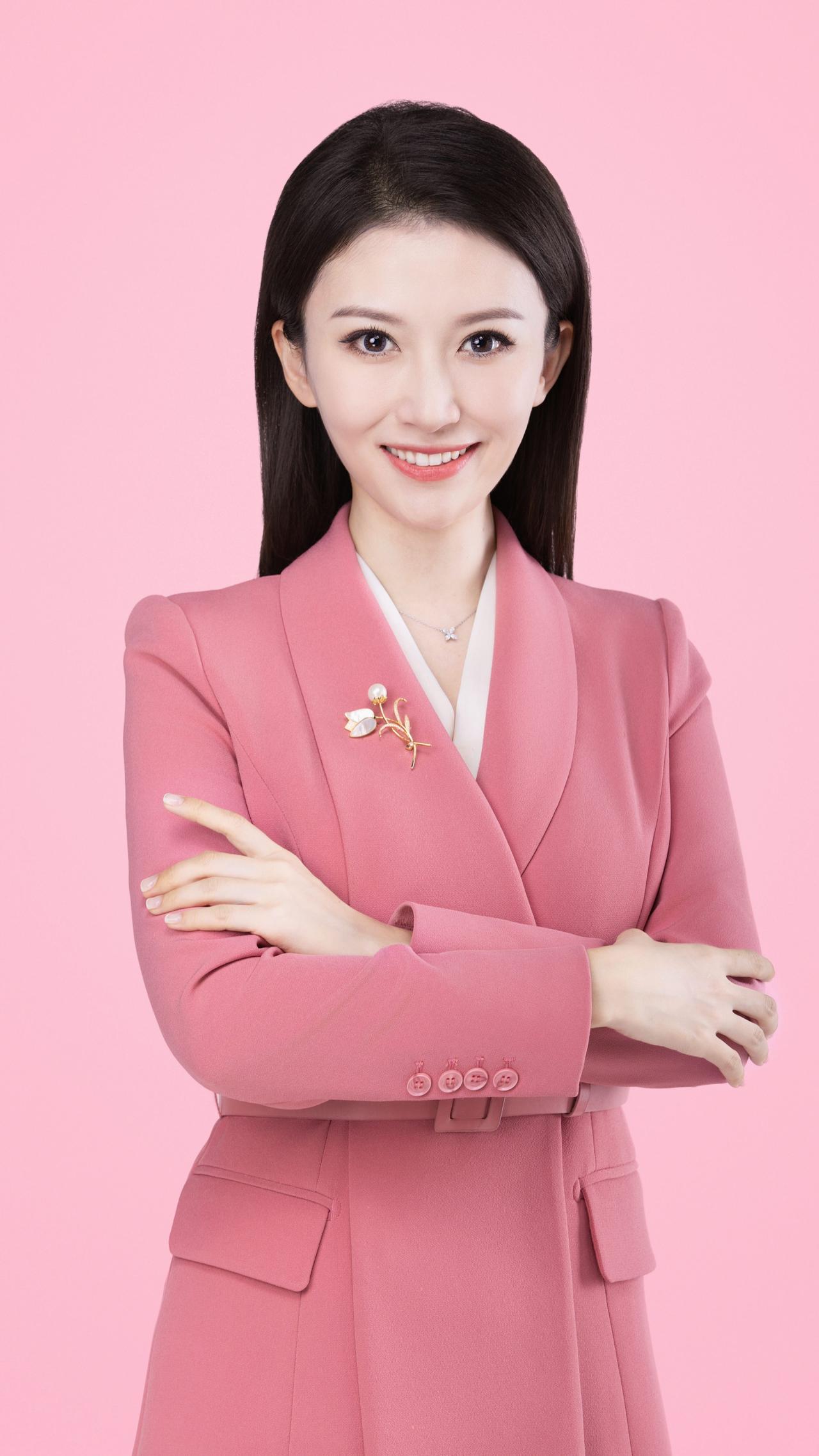 王玮玮（曾用名王若嫣），湖北武汉人，毕业于中国传媒大学播音系，北大新闻传播硕士。