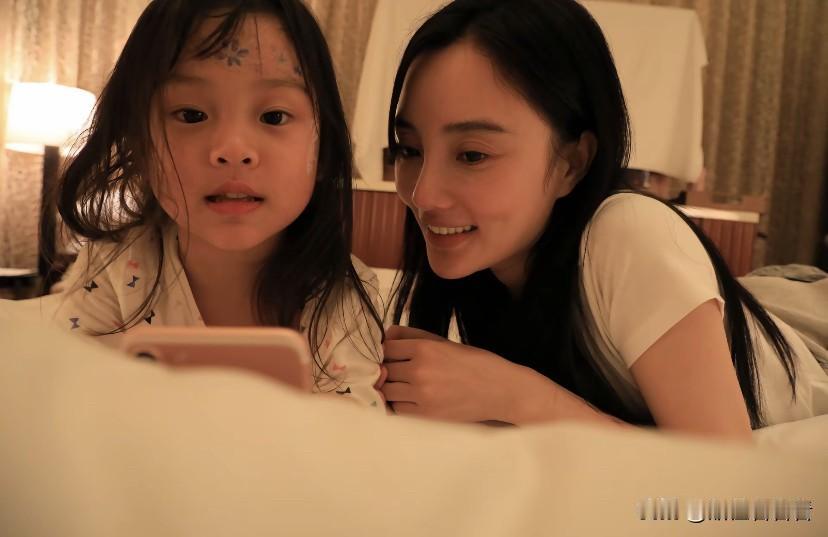 7月21日李小璐女儿甜馨发文：比流言蜚语先来的是妈妈的爱！
她还在评论区说到，一