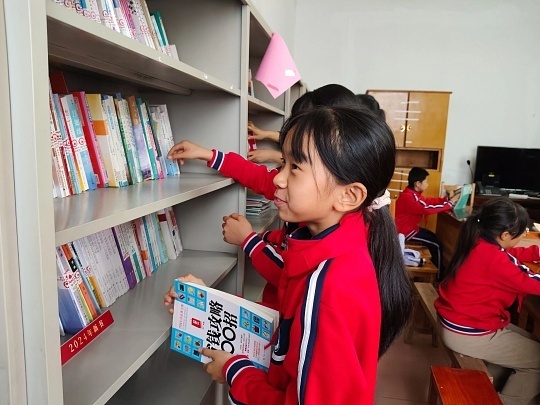 读书 阅读带来的快乐，是独处时的安稳治愈，是不用远行就能遍历山河、见识人间百态。