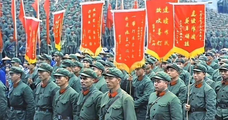 有一次，对越自卫反击战“出征”前，战士们含泪写下了遗书。突然，军长问道：“战士们