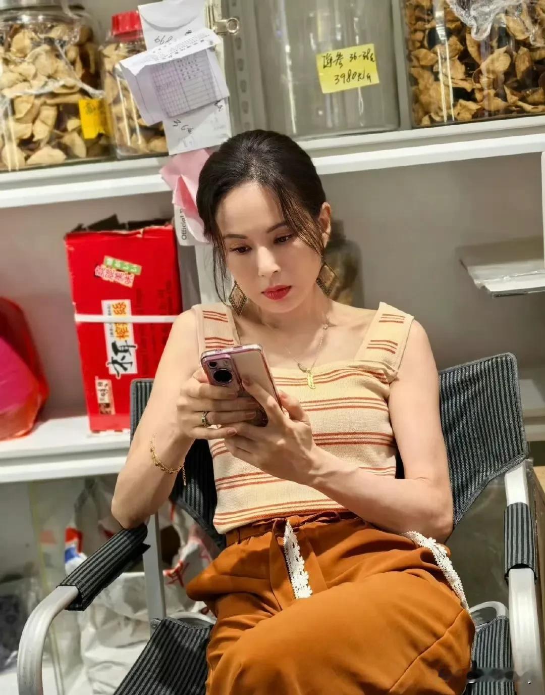 李若彤调侃自己还有一年就可以免费坐公交车了，咱就说吧就她这生龙活虎精力充沛的样子