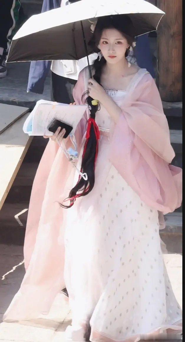 易小雅到底什么审美呀？古装剧里穿波点裙 ​​​