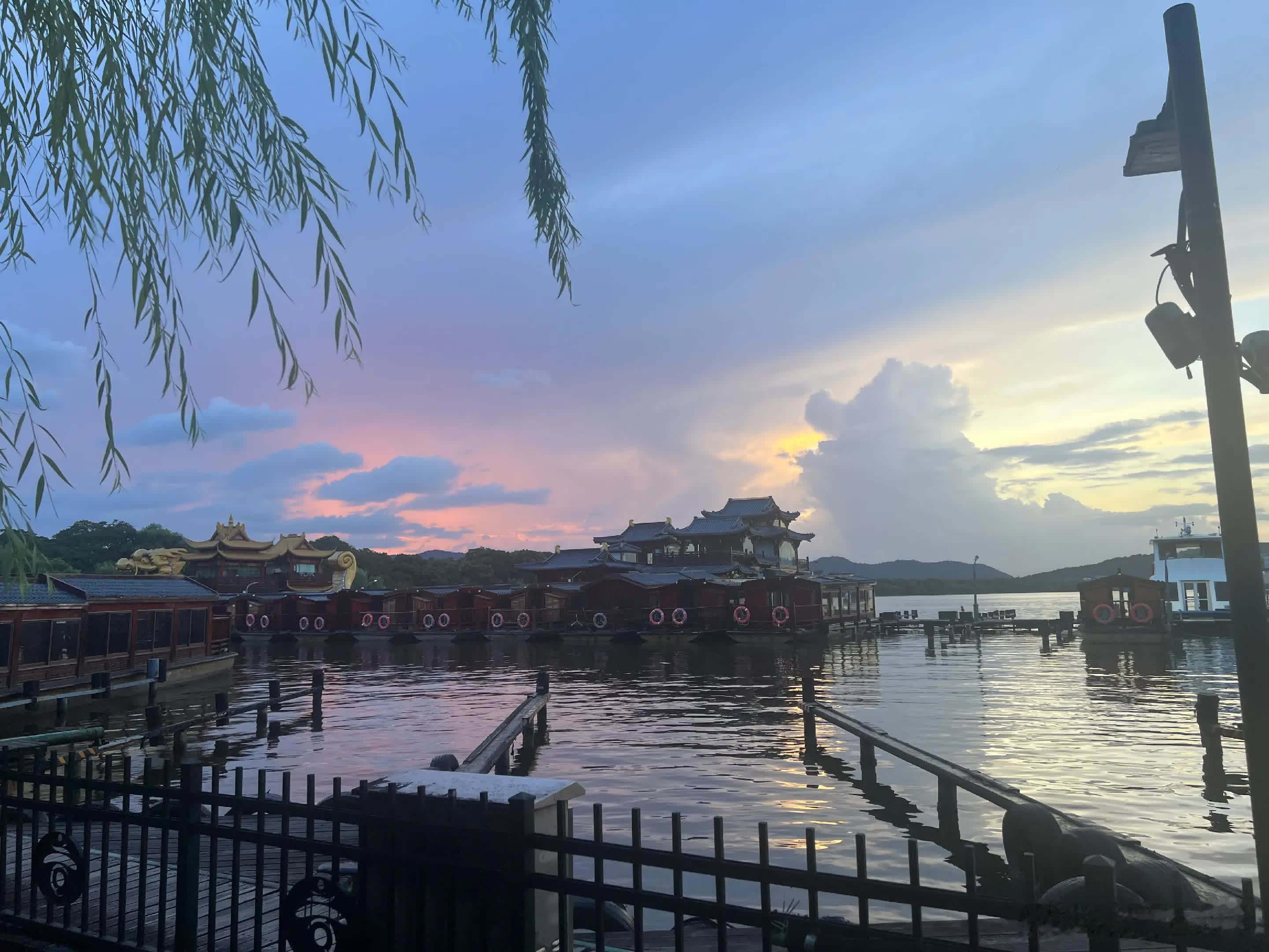 从相册挑选一张照片，和这BGM绝配，定格美好瞬间。历史