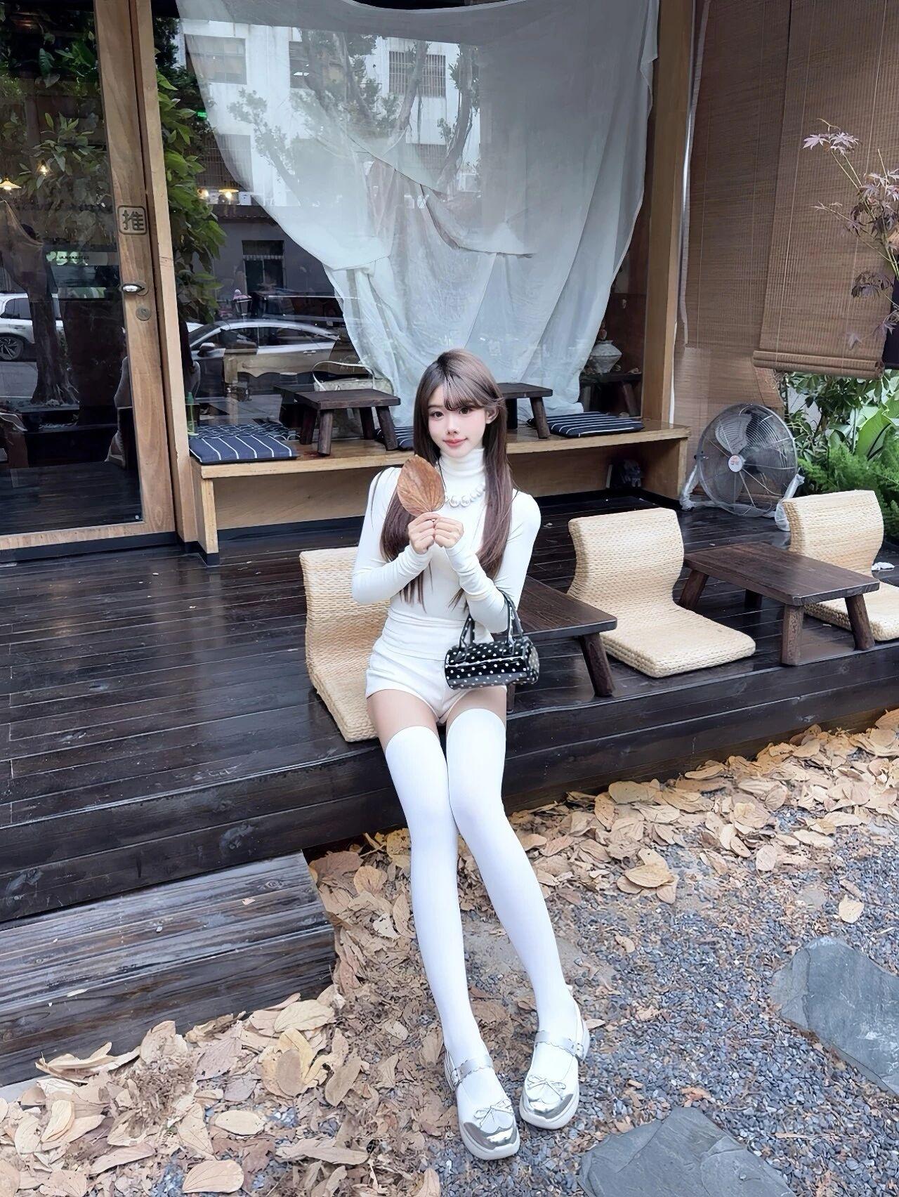 今天是温柔挂的白月光～高领紧身裙 + 珍珠项链，纯欲感拉满！长筒袜 + 波点包，