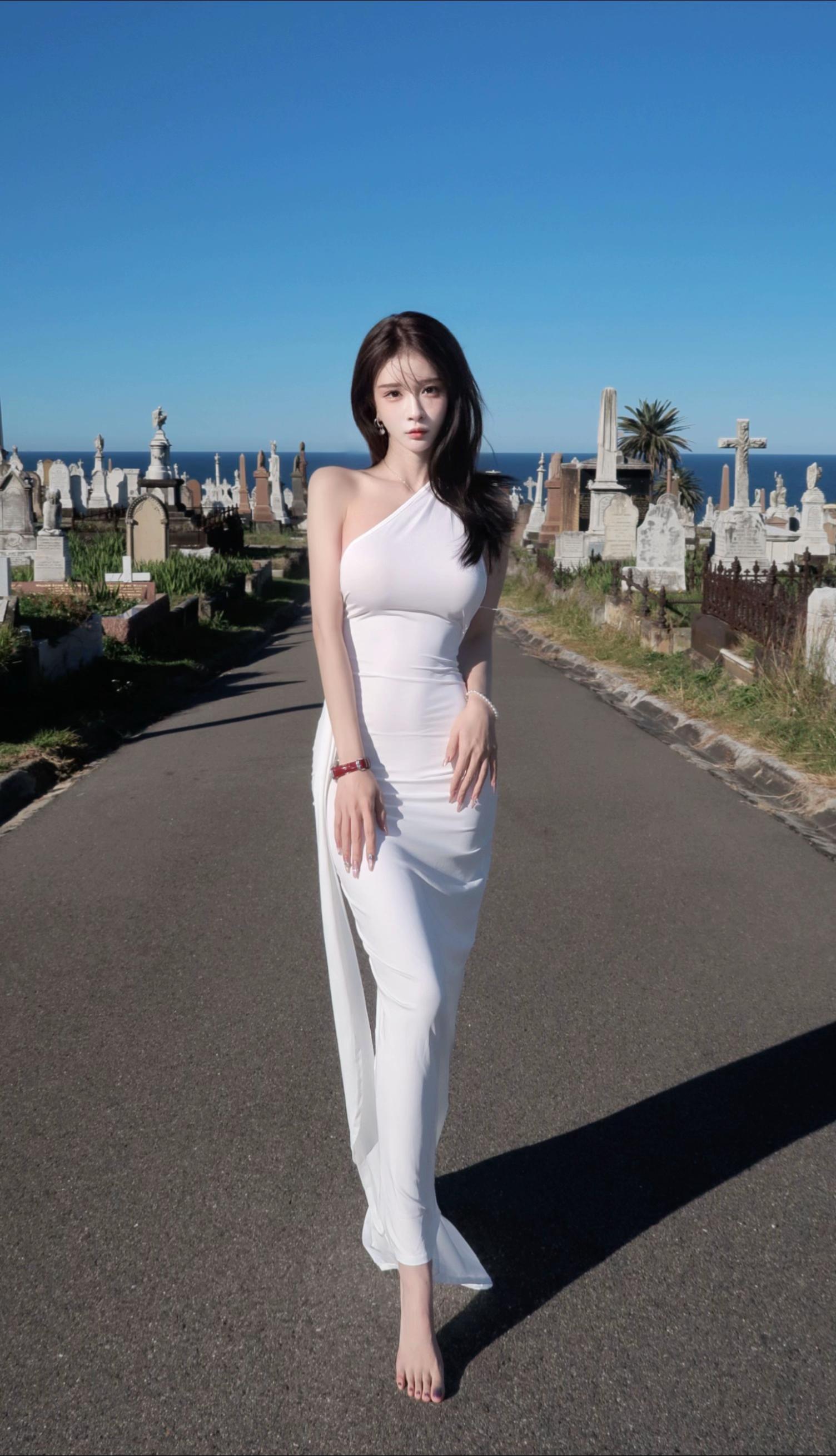 生命和爱有时也是矛盾的。即便他爱我，但是他也会有离开的那一天。可是即便...