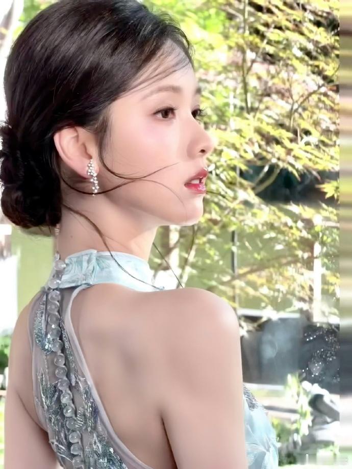 陈都灵淡蓝挂脖旗袍造型 新中式淡蓝礼服搭配园林景色，陈都灵造型惊艳出圈！裙身钻绣