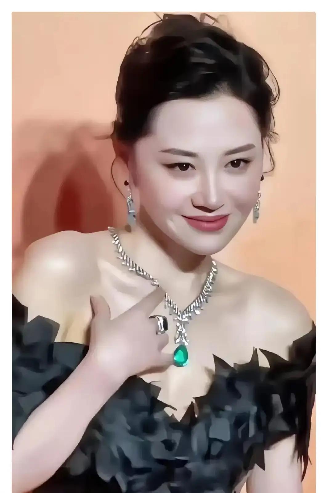 你们认识她吗？
她的美无人能敌，她的演技炉火纯青，继能驾驭古装剧，又能驾驭现代剧