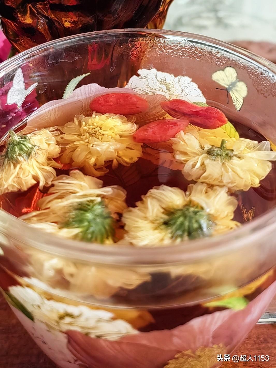 春天到了，菊花决明子，枸杞放在一起泡。菊花可以清肝火、决明子清肝、明目，枸杞可以