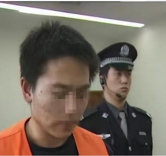 “我真的是太爱他了。”2004年，广东一名七旬老人发现在家中被人杀害，手段极其残