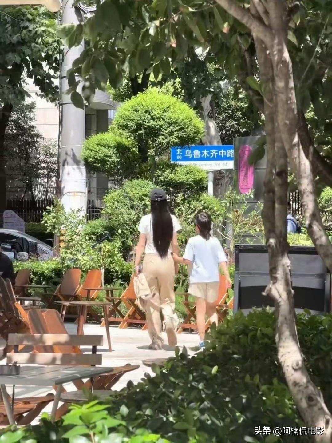 这组路人路透拍摄于上海乌鲁木齐中路，Angelababy牵着小海绵悠闲逛街，画面