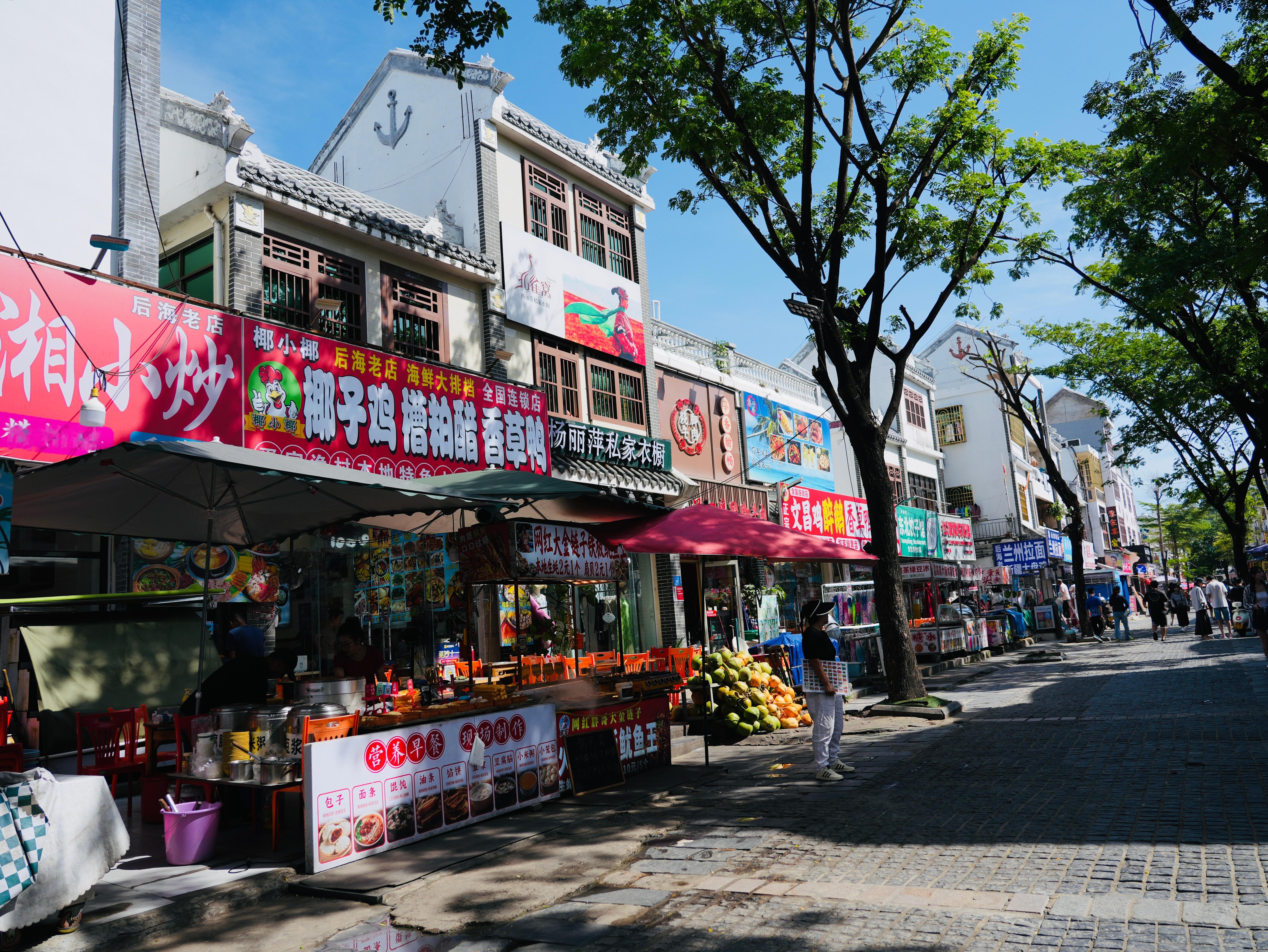 后海沙滩🏖️，这儿紧挨着蜈支洲岛游客中心，但很少有人过来。导航后海村，这里人不