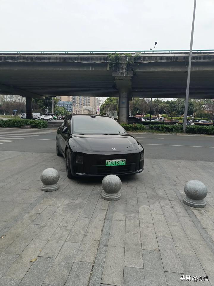 此处该有背景音乐，这是什么车？这位车主如此没有素质，在人行横道和路口如此停车，就