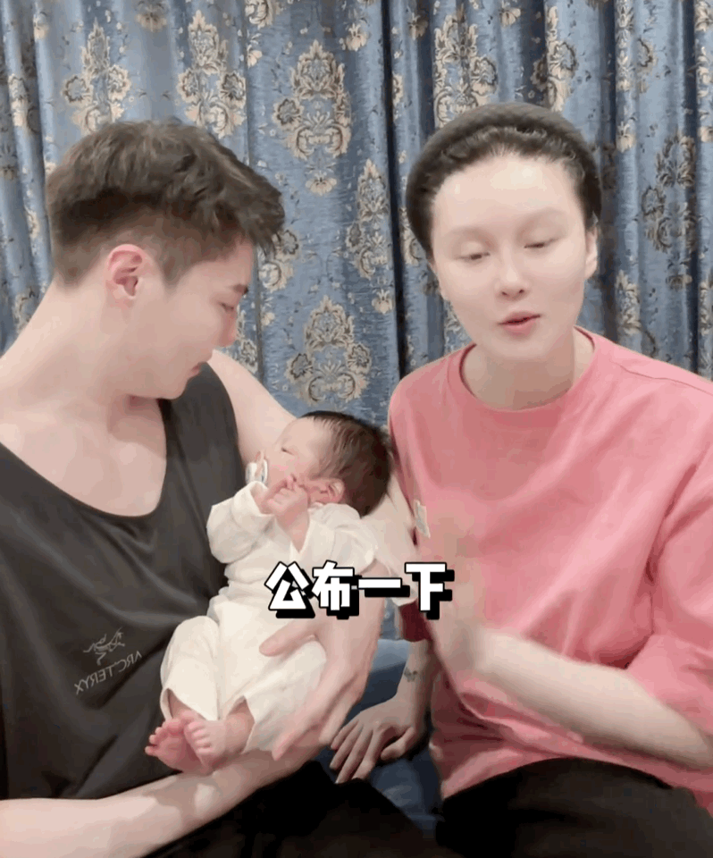 #赵本山女儿球球出月子#赵本山的女儿球球晒儿子，这孩子多会投胎，投在这家庭，出生
