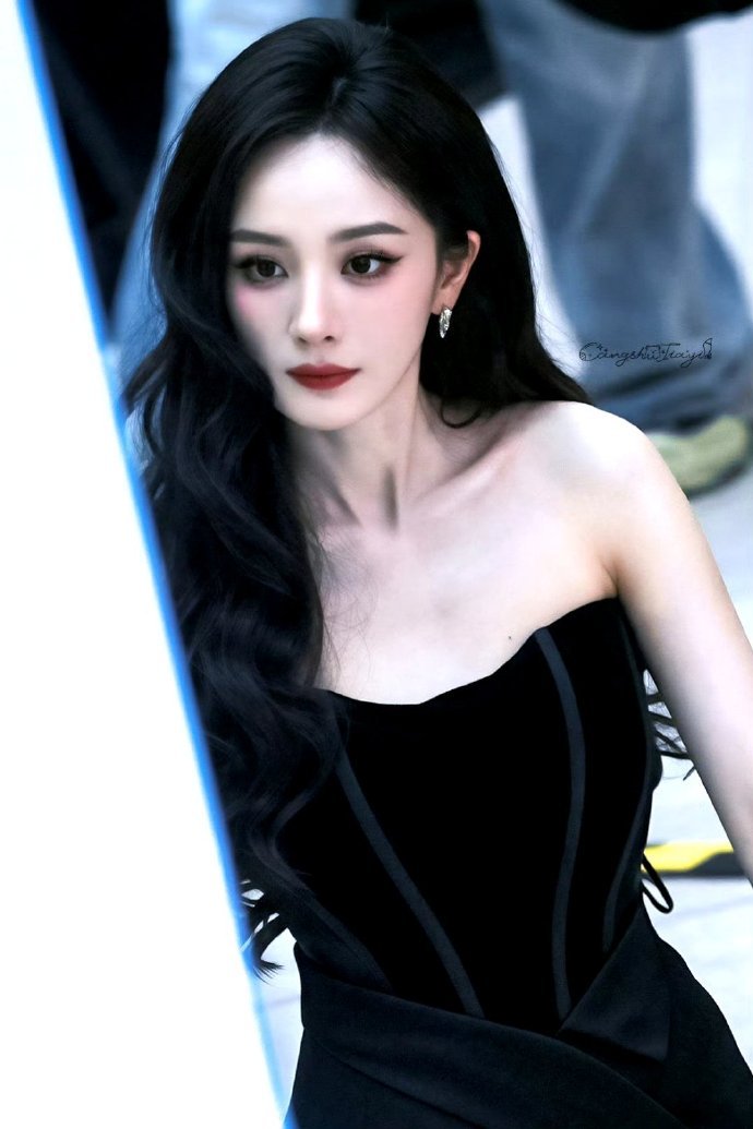 杨幂黑色抹胸辣妹 都让一让！！！掌控美貌的神杨幂来了[舔屏]SW全球品牌代言人真