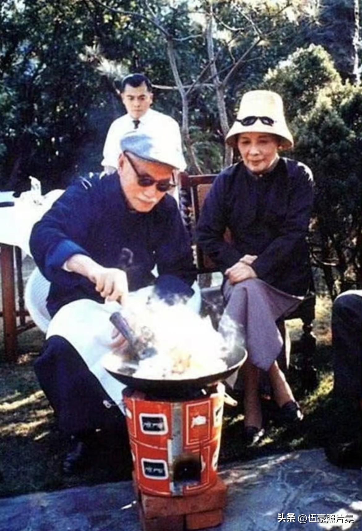 1956年，桃园市角板山，蒋介石给宋美龄炒饭的场景，真的是秀恩爱秀到死为止。据说