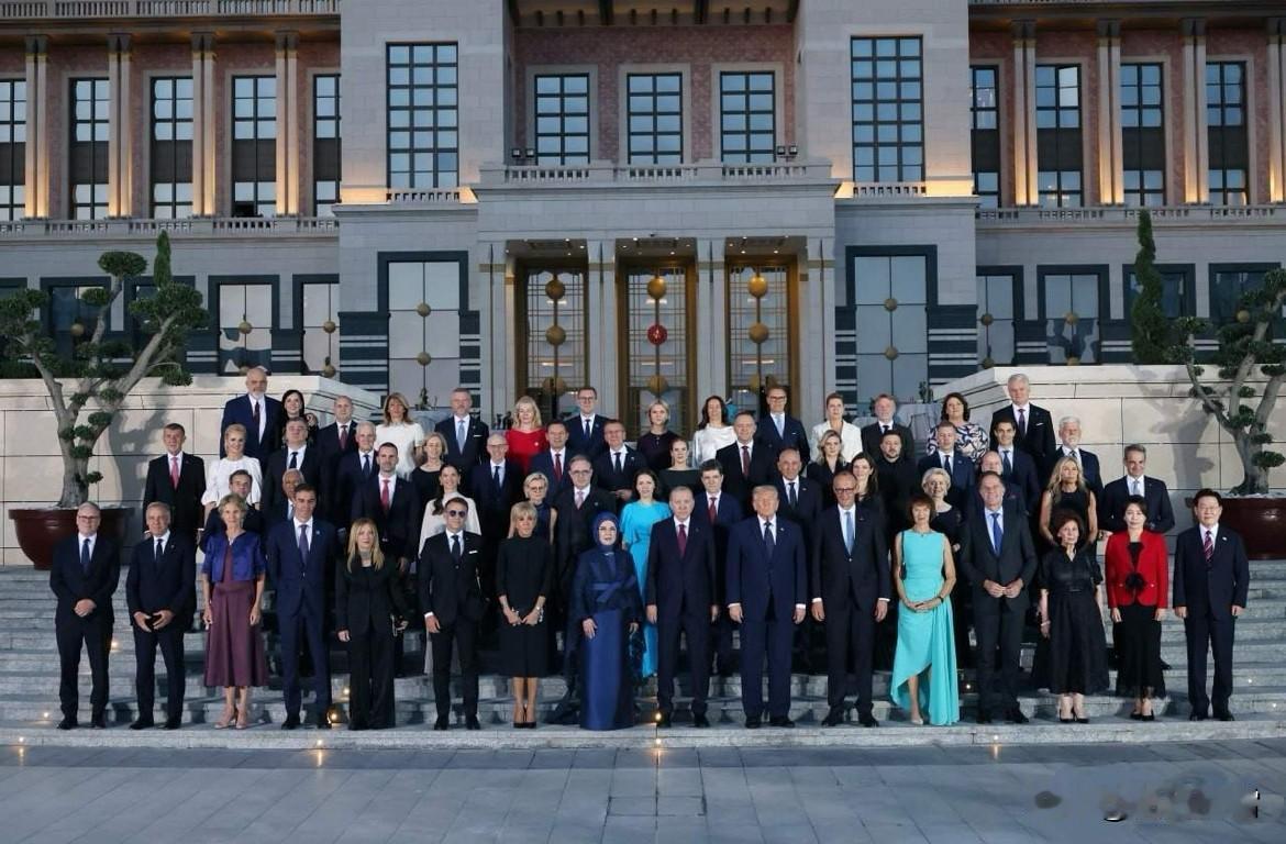对于乌克兰来说，泽连斯基的底线是总统职位、入北约、入欧盟都可后置，但领土完整是不