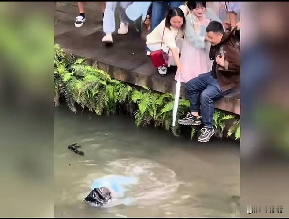 李庄古镇女子穿古装拍照不幸落水，
这让四川宜宾的李庄古镇彻底火了，
周围游客倒是