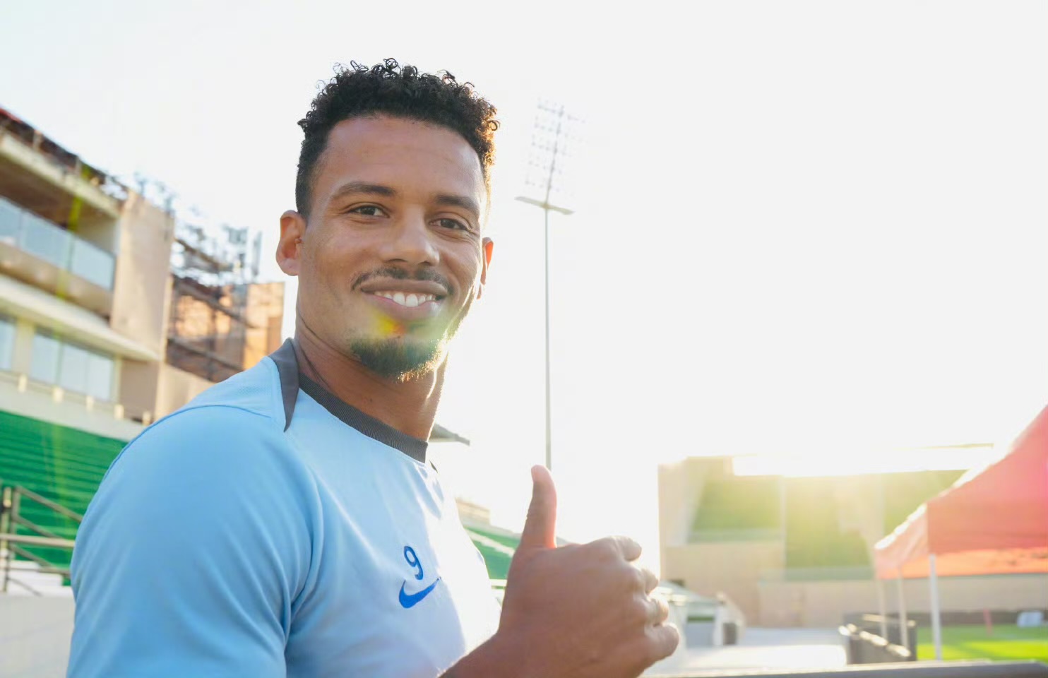 甘慧：申花新外援拉唐在球队休整期间，特地前往基地加练