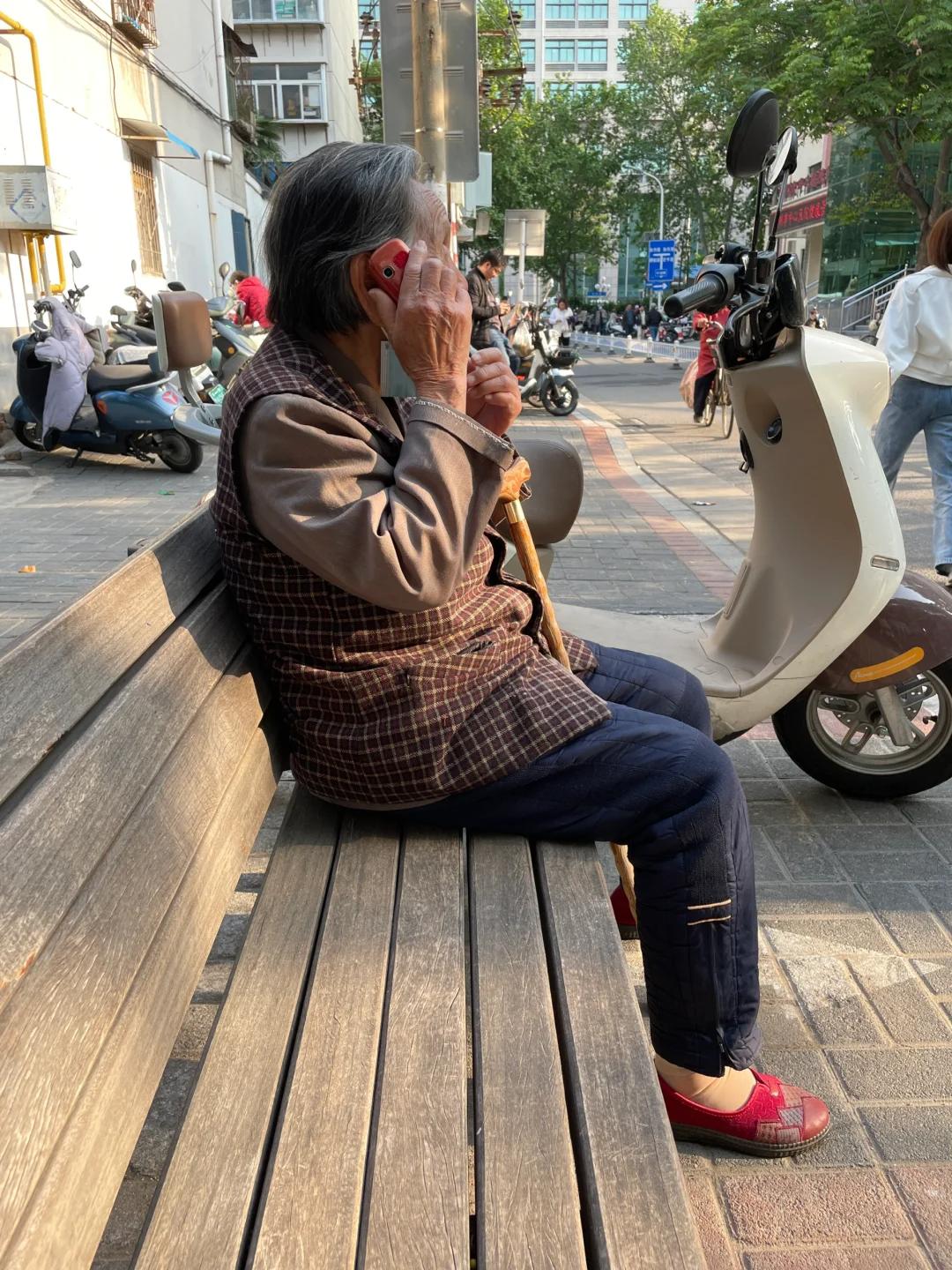 去年，我刚换了新房子，所以我准备接老母亲过来一起住。前天和她一起喝酒时提了这事，