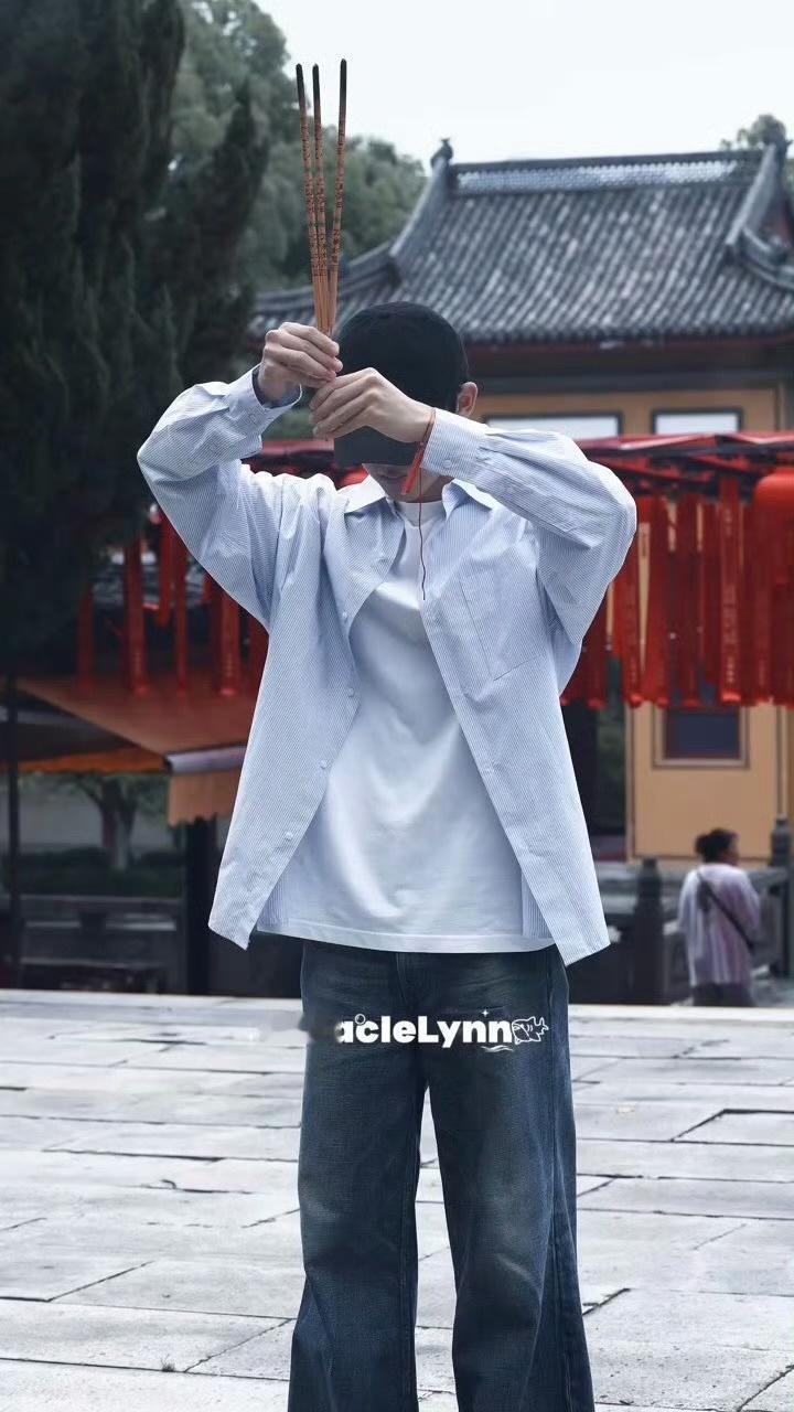 董思成恰逢春开机上香，开机仪式虔诚上香的素颜