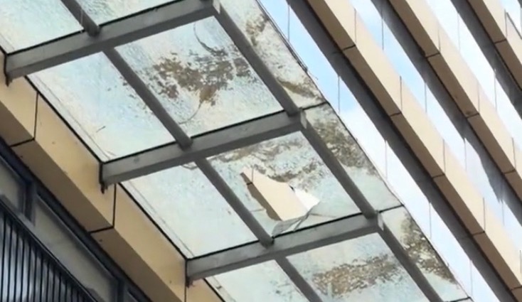 【玉林某商场有玻璃碎了掉下来】9月19日，有多名网友爆料称：玉林市某商场有玻璃碎