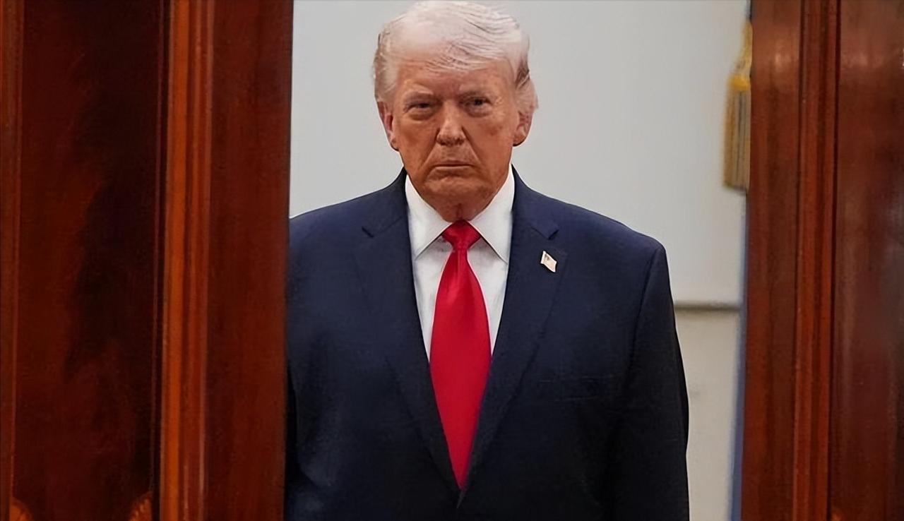 过去几个月里，特朗普在镜头前暴露的身体异常信号，已经多得用“个别现象”解释不了了