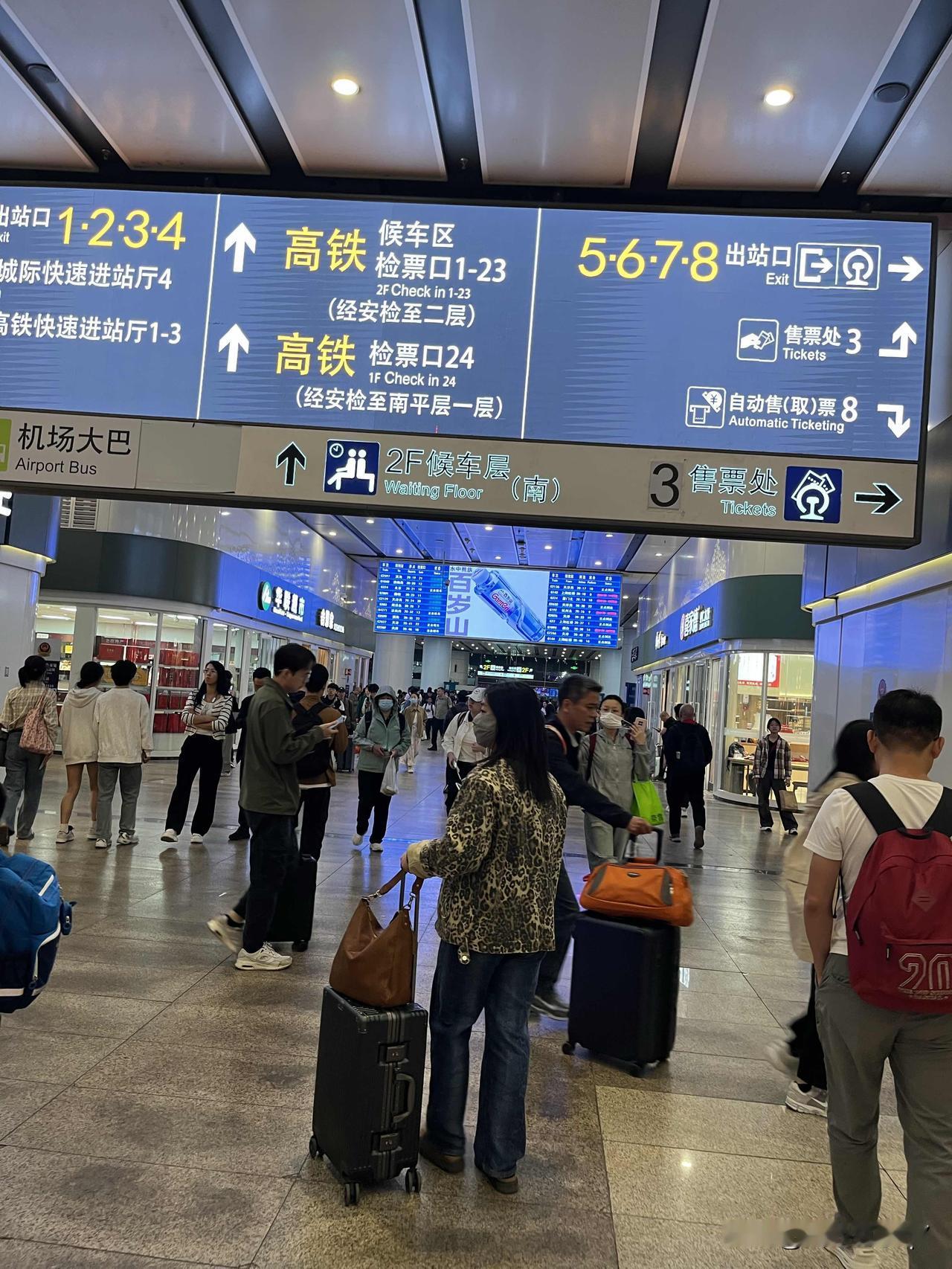 五一来北京旅游的大军们都到达了吗？

不用想，明天开始北京的各大景点人山人海，我