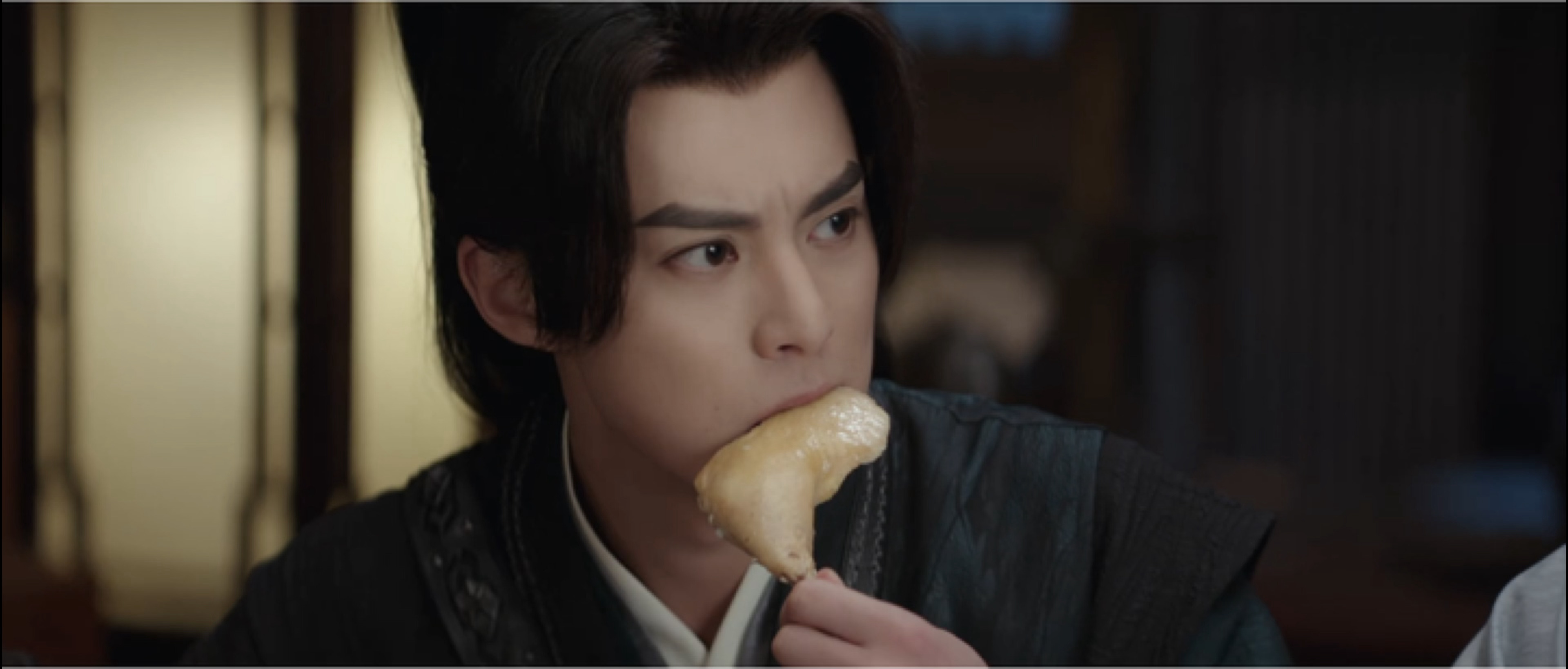 安安也吃大鸡腿哈哈哈 
