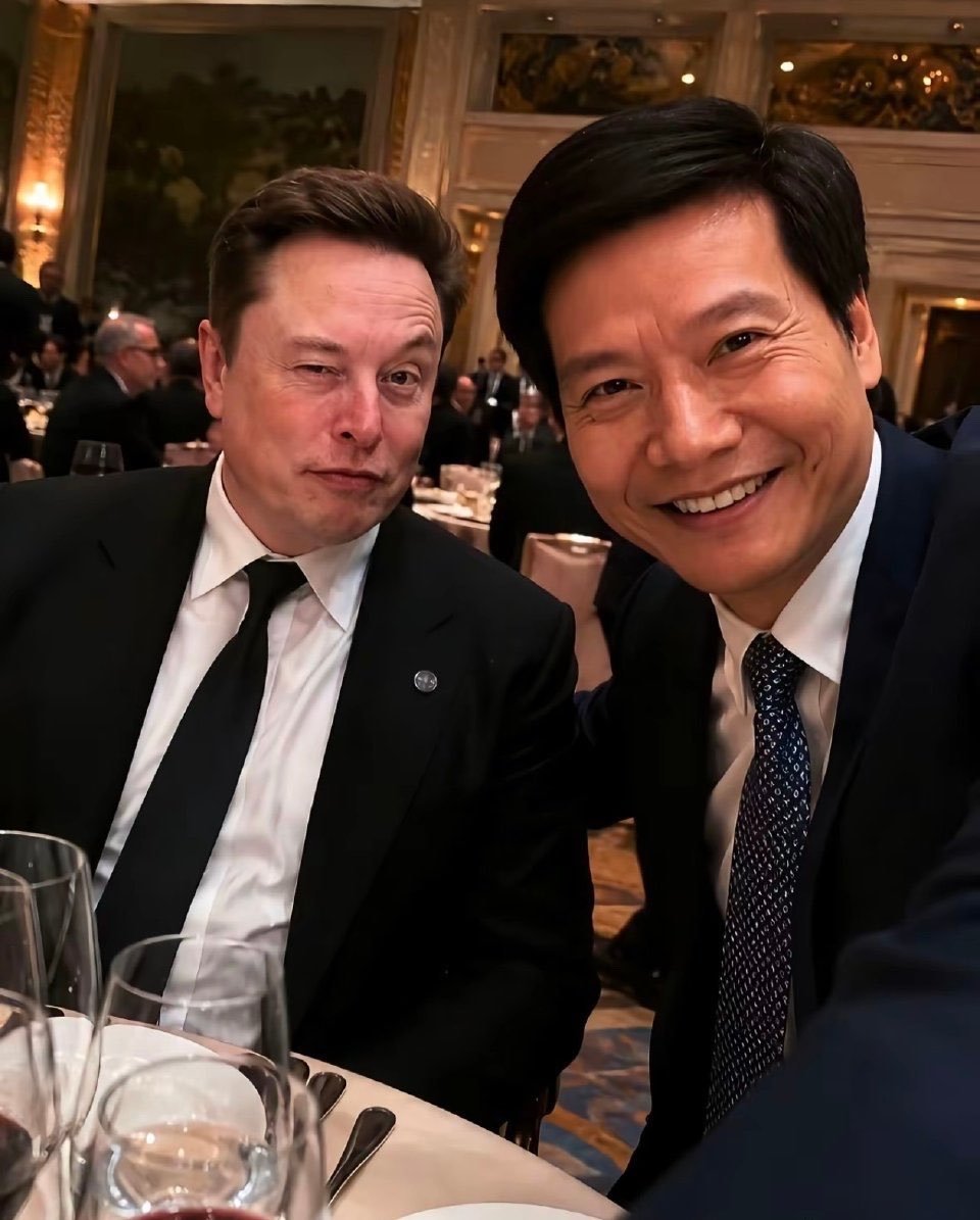 前天晚宴上马斯克与雷军的合影，好像雷军一直没放出来，不过网友通过AI出了一张……
