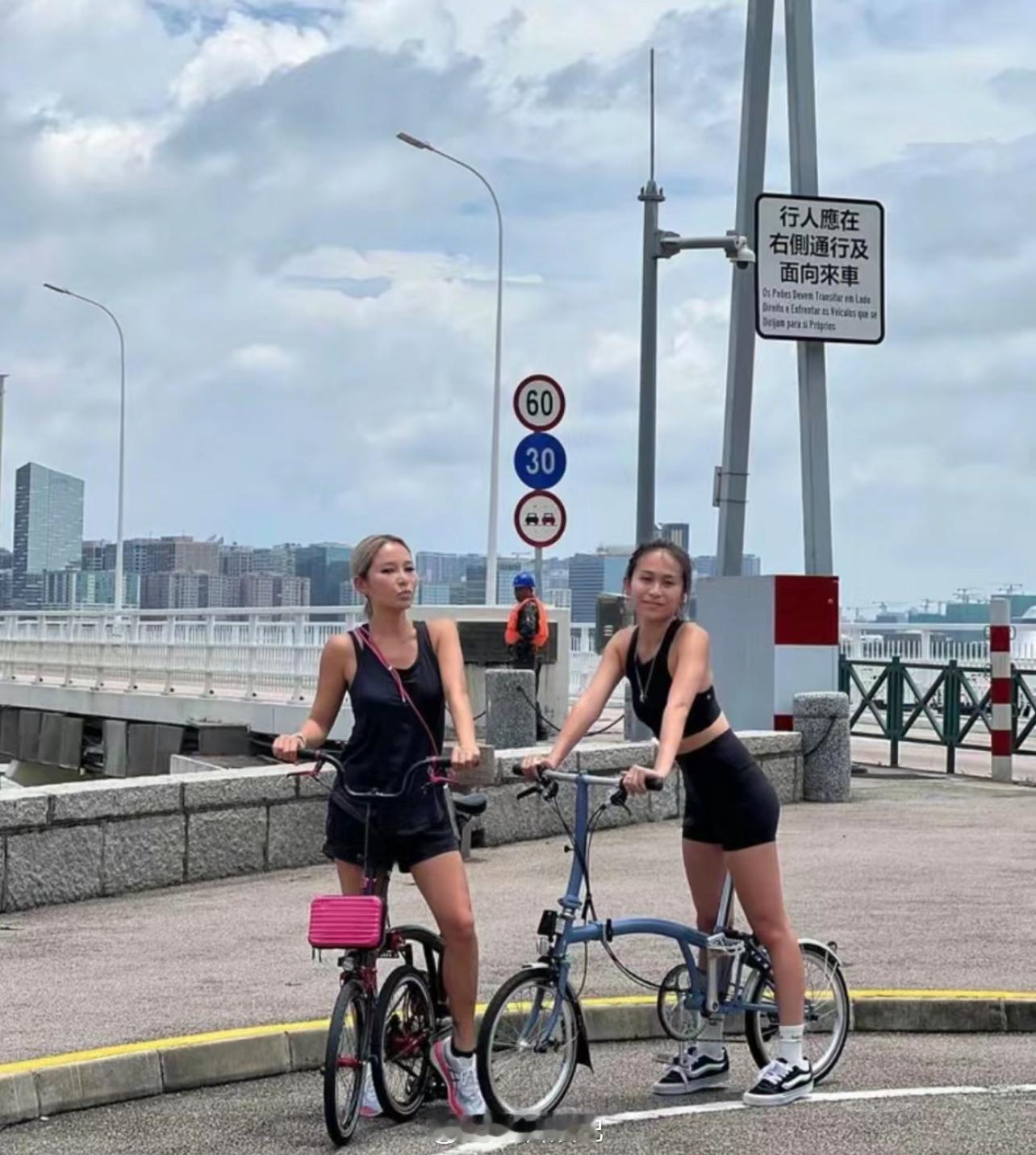 洗米嫂浑身散发着没了丈夫的美洗米嫂和女儿一起骑行，这肌肉线条好自律，有钱有孩子老