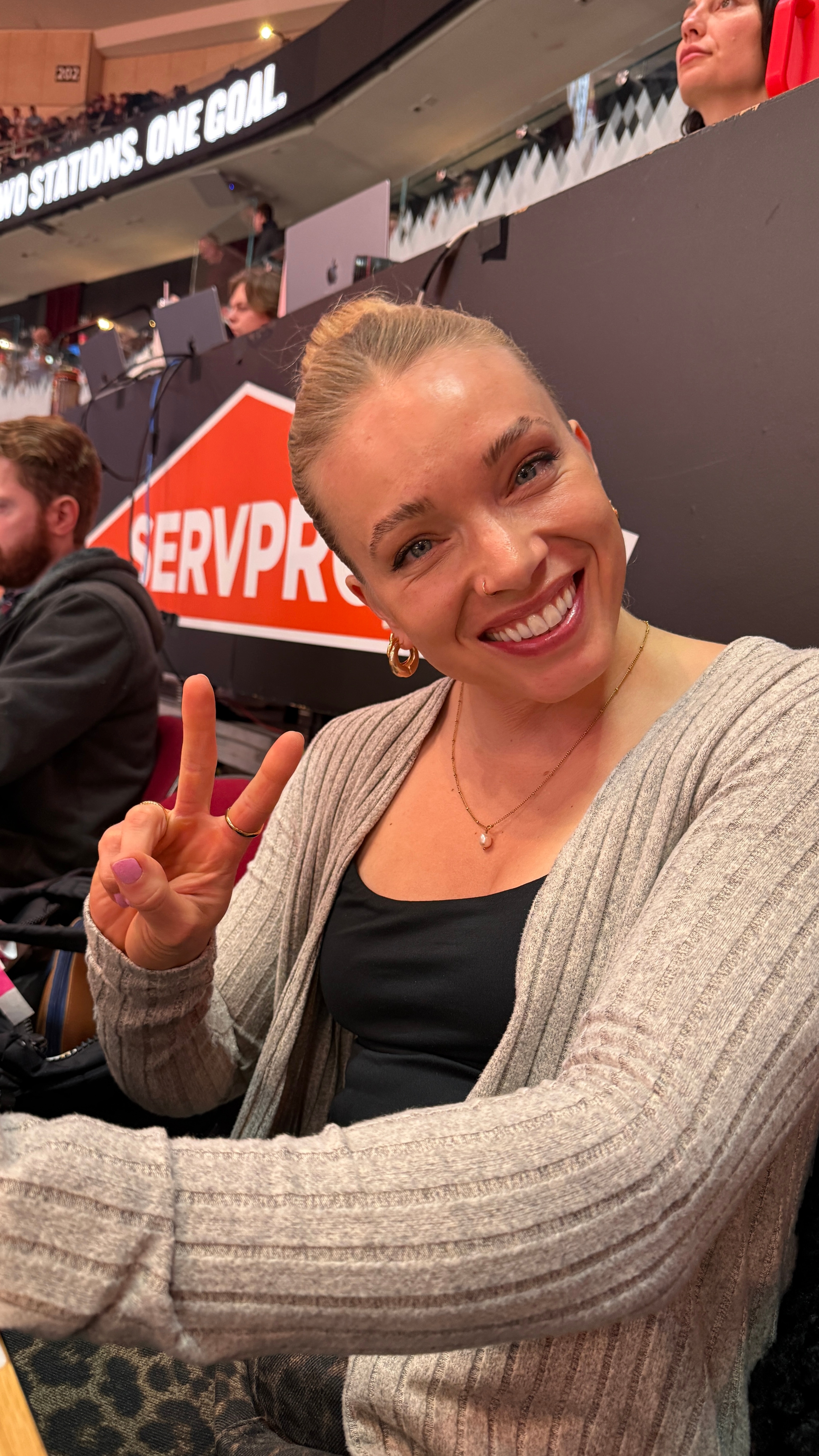 这个德国来的记者，说施罗德在德国和诺维斯基差不多。如果施罗德是中国人，知名度在国