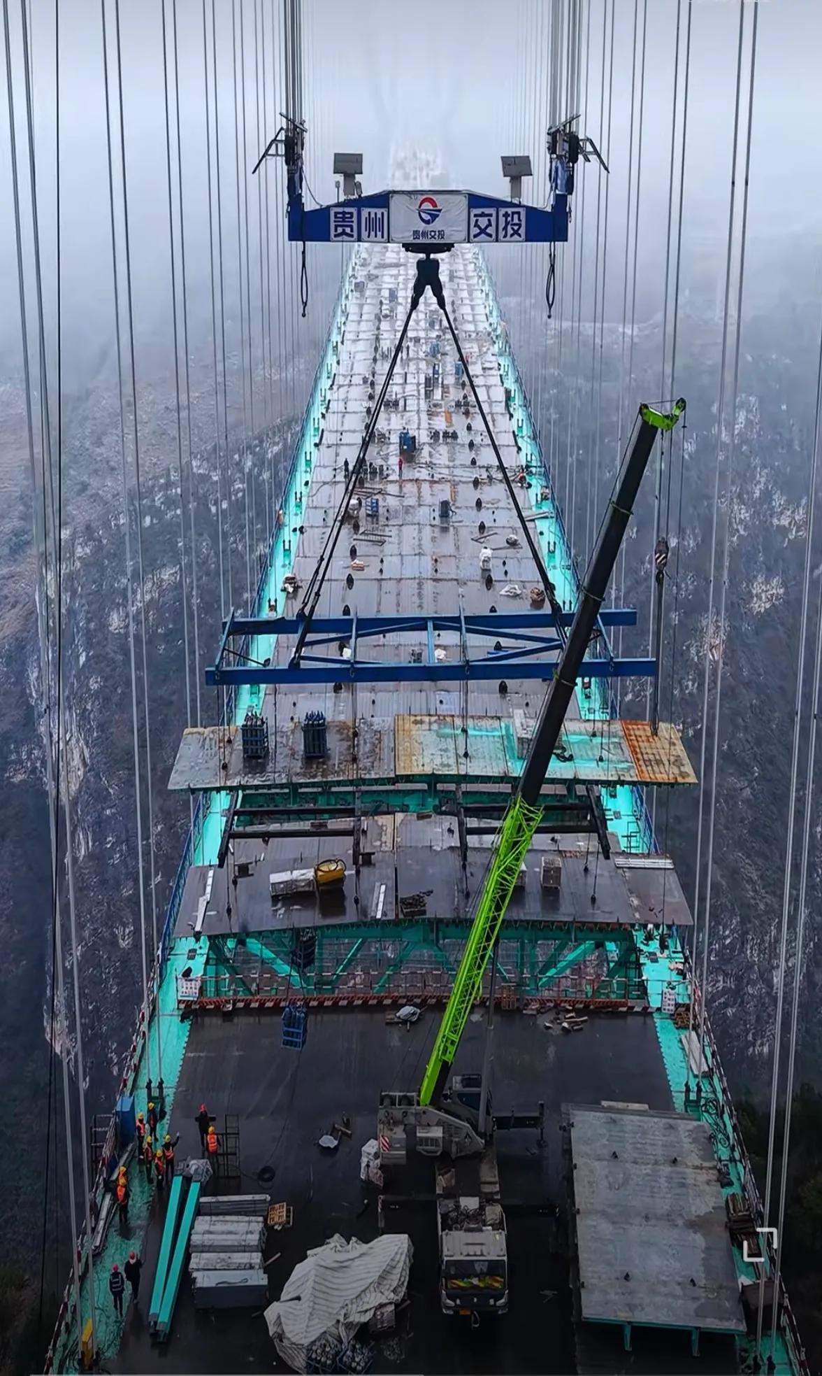 这是贵州花江峡谷大桥，位于贵州省安顺市花江镇，横跨北盘江。桥梁全长近三公里，是世