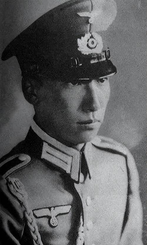 1997年，蒋纬国病逝，宋美龄派人查账，发现养了81年的儿子，身后竟是一堆债务。