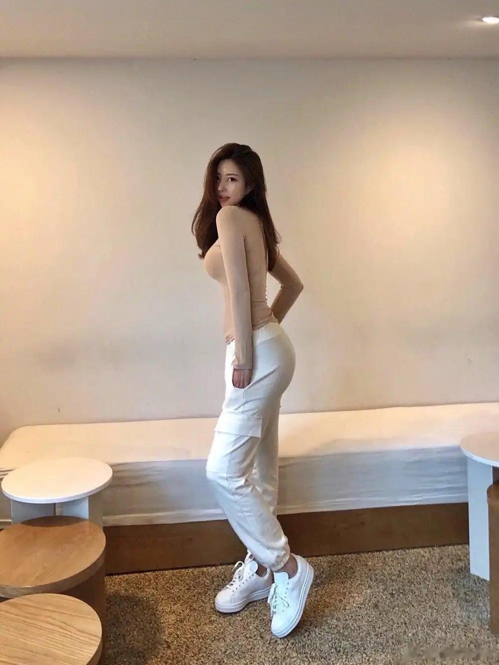 长着标准温柔的东方脸蛋，身材曲线却格外优越，温柔穿搭衬得气质恰到好处，这种反差感