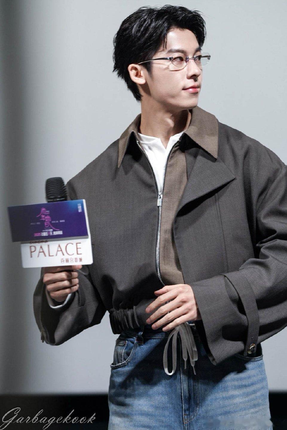 许光汉在上海做电影路演的路透🈶，哇镜片在他脸上好斯文败类谁懂 