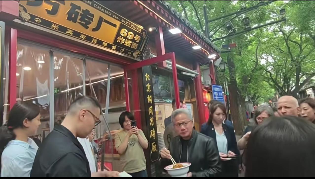 谁说顶级精英总高高在上？
马斯克、库克出席正式晚宴，从容自在；特朗普到访，欣然收