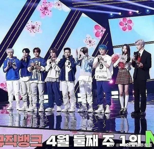 莫名其妙在相册里翻出来这张图我一直笑 