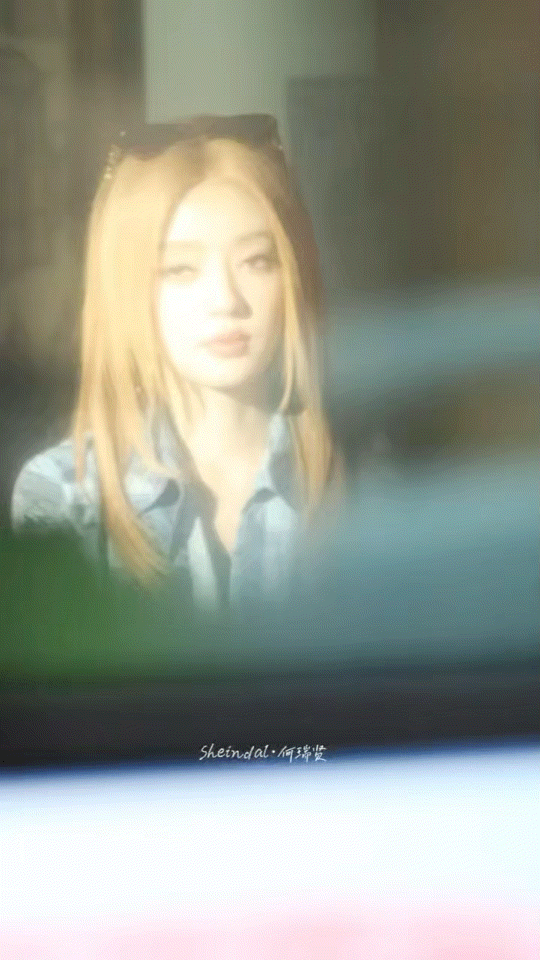 何瑞贤Y2K风美人何瑞贤Y2K风何瑞贤这Y2K风也太绝了吧！每次出场都像拆盲盒，