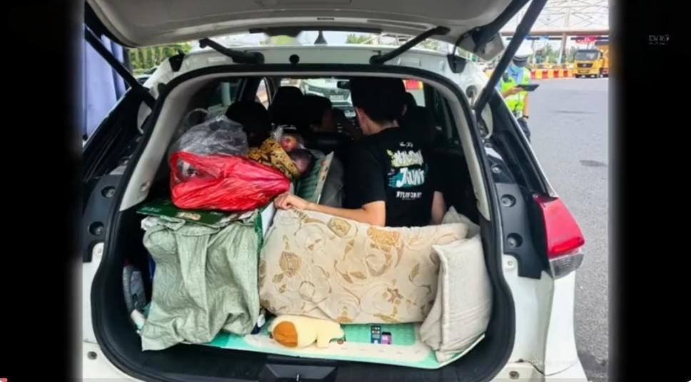 高速交警查获一辆南京SUV。核载5人，实载7人。

打开后备箱那一刻，发现一名儿