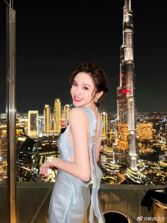 唐艺昕露背身材 不是那种刻意的性感，是很舒展很温柔的美，唐艺昕拿捏得刚刚好 