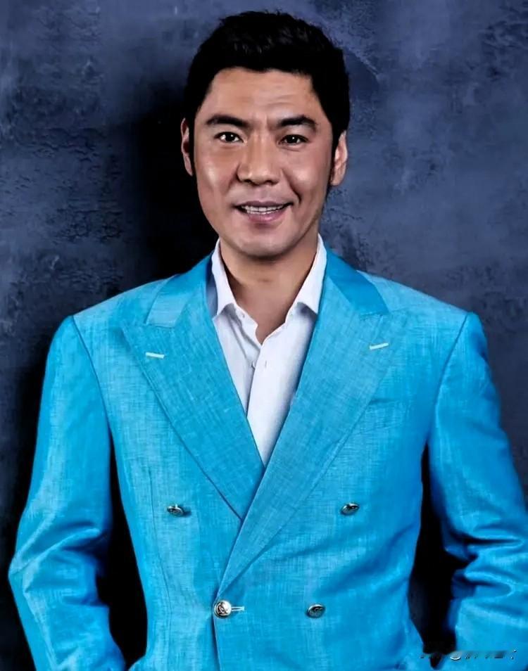 刚刷到屠洪刚的家事，我真是胸口堵得慌

他的亲大儿子在美国求学期间，学费需要依靠