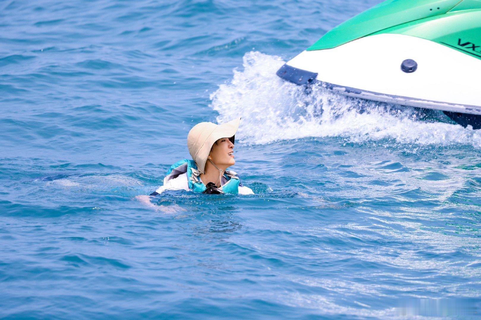 范丞丞海洋馆在逃海狗奔跑吧 救命！范丞丞把浮板玩成了海狗特训。手脚不协调却异常努