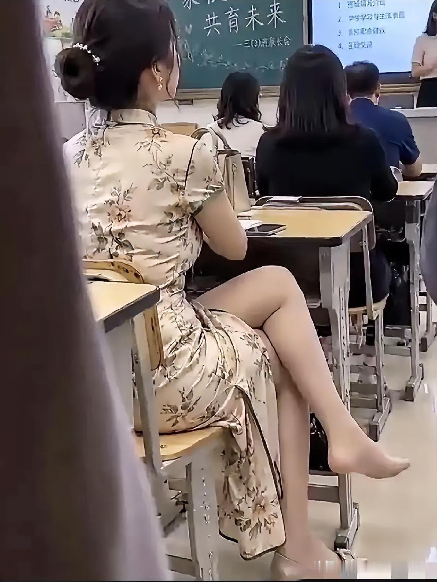 有人盯着她的脚挑刺：穿成这样来开家长会合适吗？可放大看，那根本不是拖鞋，是浅口平